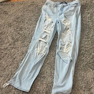 Hollister high rise mom jeans in great shape